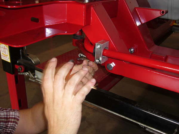 A 1" swaybar is bolted into place, a 1-1/4 bar is available.