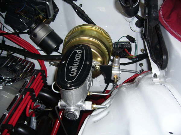 A Wilwood aluminum master cylinder wiht dual booster & adjustable proportioning valve provides plenty of pressure for the calipers.